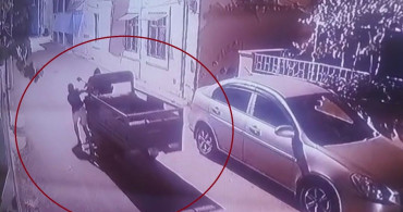 Hatay'da esnafın motosikletini çalan hırsızlar güvenlik kamerasında