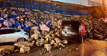 Hatay'da İstinat Duvarı Çöktü: 6 Araç Hasar Gördü