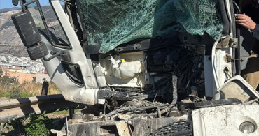 Hatay'da Kamyonların Çarpışması Sonucu Bir Kişi Hayatını Kaybetti