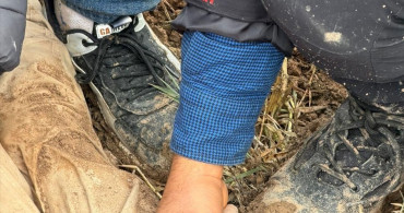 Hatay'da Kayıp Çocuk Topraktan Yaralı Halde Çıkarıldı