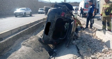 Hatay'da otomobil refüje çarptı: 1'i ağır 3 yaralı