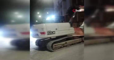 Hatay'da Paletli Kepçenin Asfalt Yoluna Verdiği Zarar Vatandaşların Tepkisini Topladı