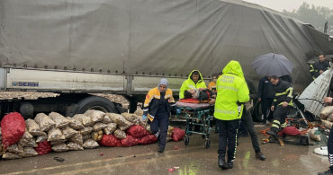 Hatay'da Park Halindeki Tıra Çarpan Kamyonda İki Yaralı