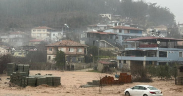 Hatay'da Sağanak Yağış ve Sis Etkili Oldu