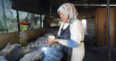 Hatay'da sıcak havada ekmek parası kazanmak için kadınların azmi
