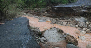 Hatay'da Şiddetli Yağışlar Sel Getirdi: Köprü Yıkıldı, Yol Çöktü