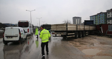 Hatay'da Tırın Otobüse Çarpması: 4 Yaralı