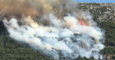 Hatay'da Yerleşim Yerlerine Yakın Bir Alanda Yangın