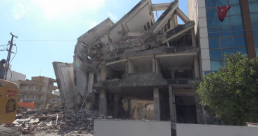 Hatay'daki 7 Katlı Bina, İş Makinesiyle Yıkıldı