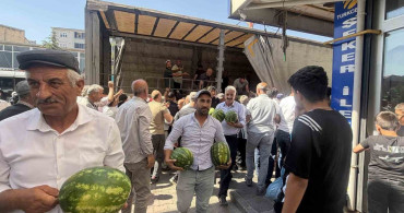 Hayırsever çiftçi 30 ton karpuzu ücretsiz dağıttı