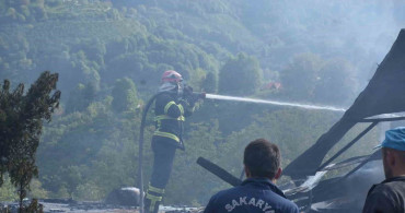 Hendek'te İki Katlı Evde Yangın: Vatandaşların İlk Müdahalesi