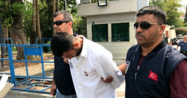 Herkesin Gözü Önünde Kadının Cebinden Telefonu Aldı