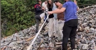 Heyelan nedeniyle kapanan köy yolunda vatandaşlar halatlarla karşıya geçti