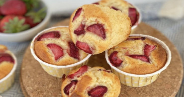Hiç böyle muffin yediniz mi? Çilekli, çikolatalı muffin nasıl yapılır, malzemeleri nelerdir? Enfes lezzeti ile çilekli çikolatalı muffin tarifi