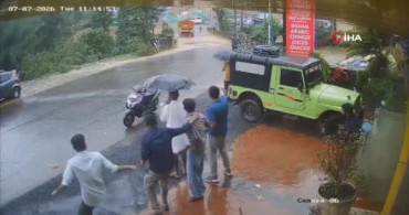 Hindistan'da heyelan tankeri ve insanları sürükledi: 3 ölü, 9 yaralı