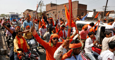 Hindistan'da Hindu Milliyetçisi Grup RSS Üyeleri, Müslümanları Sokak Ortasında Dövüyor!