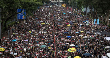 Hong Kong'da Binlerce Kişi Sokaklara Döküldü