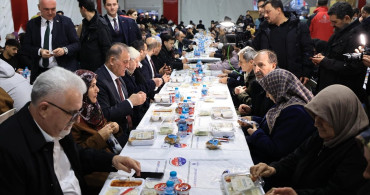 İBB Başkan Vekili Nuri Aslan, Eminönü'nde İftar Düzenledi