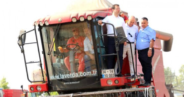 İBB Başkanı Ekrem İmamoğlu, İstanbul'daki İlk Hasadı Biçerdöver Üzerinden İzledi