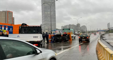İBB’nin Kar Küreme ve Tuzlama Aracı Yola Devrilmişti! Aracın Sürücü Alkollü Olduğu Ortaya Çıktı