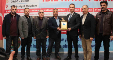 İdil Kaymakamı Adıgüzel'e Sağlık-Sen'den Plaket