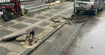 İETT Otobüsü Park Halindeki Araçlara Çarptı!