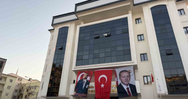 Iğdır Belediyesi binasına Cumhurbaşkanı Erdoğan’ın posteri asıldı