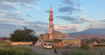 Iğdır'da fırtınada caminin çatısı uçtu