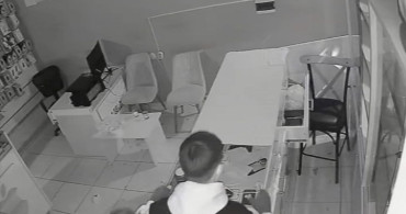 Iğdır'da Güvenlik Kamerasında Cep Telefonu Hırsızlığı