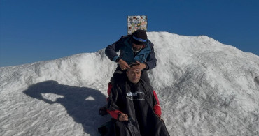 Iğdırlı Berber, Ağrı Dağı'nın Zirvesinde Unutulmaz Tıraş Deneyimi