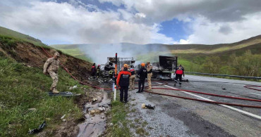 İki Tır Kafa Kafaya Çarpıştı: 2 Sürücü Hayatını Kaybetti