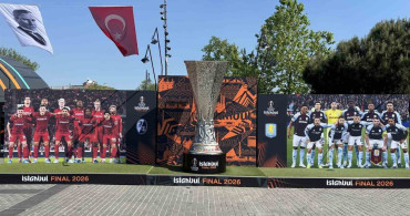İlhan Mansız UEFA Avrupa Ligi Kupasını Beşiktaş Meydanı'na Getirdi