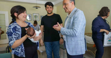 İlkadım’da doğan 555’inci bebeğin ilk hediyesi başkan kurnaz’dan