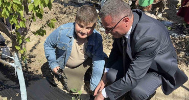İlkokul Öğrencileri Çilek Fideleri Dikerek Tarım Öğrendi