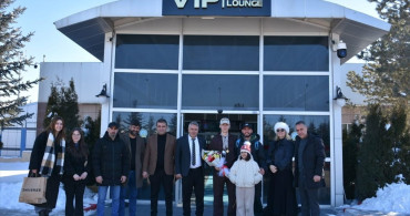 Ilyas Karadağ, Erzurum'da Çiçeklerle Karşılandı
