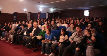 İncirliova'da 'Oğluma Kız mı Yok' Tiyatro Oyunu Müzik Dolu Bir Gece Yaşattı