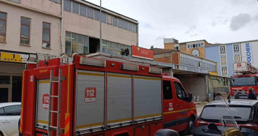 İnegöl'de Çatı Çöktü, Bir Usta Yaralandı