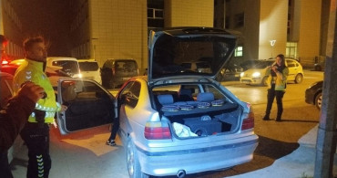 İnegöl'de Hastane Bahçesinde Yüksek Sesle Müzik Dinleyen Sürücüye Ceza Kesildi