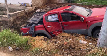 İnegöl'de Kontrolden Çıkan Kamyonet Çukura Düştü