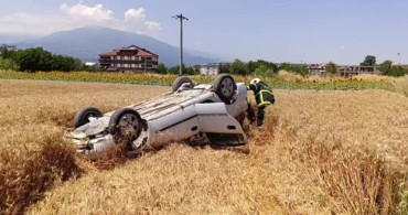 İnegöl'de kontrolden çıkan otomobil buğday tarlasına uçtu: 1 yaralı
