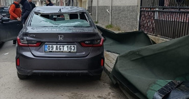 İnegöl'de Lodosun Savaş Açtığı Araç