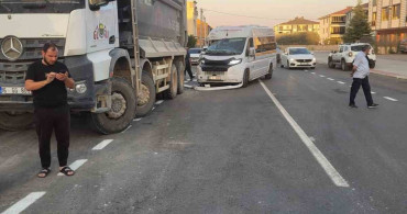 İnegöl'de servis minibüsü kamyona çarptı: sürücü ağır yaralandı