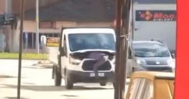 İnegöl'de Seyir Halindeki Kamyonetin Motorunu Kontrol Eden Tamirci