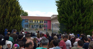 İnegöl'de sınav sırasında rahatsızlanan genç hastaneye kaldırıldı