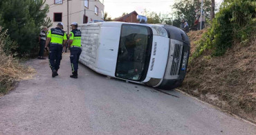 İnegöl'de tarım işçilerini taşıyan servis devrildi, 6 işçi yaralandı