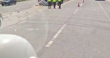 İnegöl'de trafik kazası: İki araç orta refüje saplandı