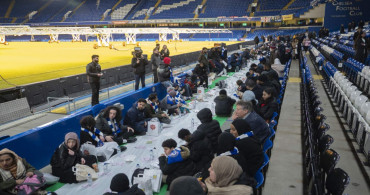 İngiliz devinden takdir edilen hareket: Müslümanlara stadında iftar verdi