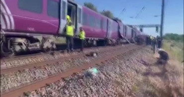 İngiltere'de iki yolcu treni çarpıştı: Yaralılar var