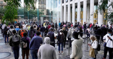 iPhone 13 Almak İsteyenler Metrelerce Kuyruk Oluşturdu!