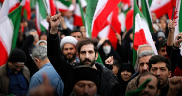 İran Ayakta: Hamaney’in Ölümünün Ardından Yüz Binler Sokakta